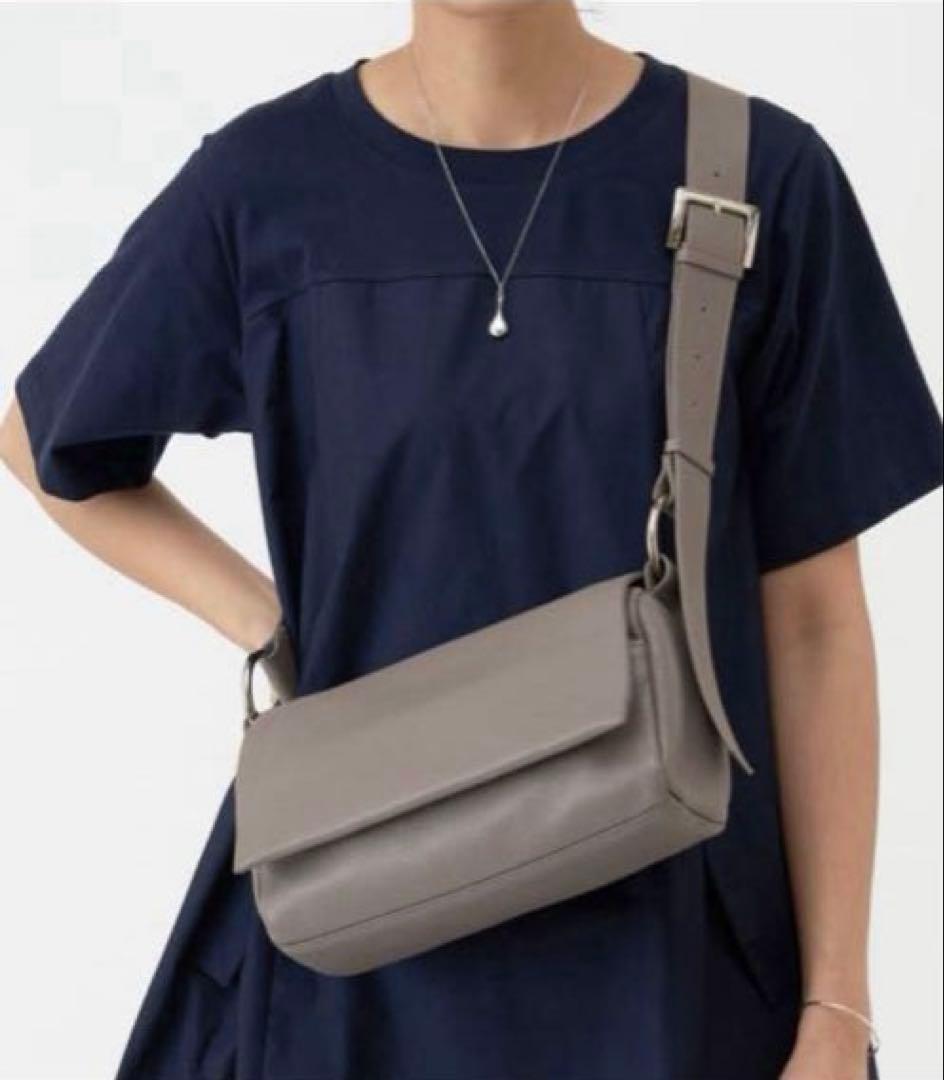 新品 beardsley ビアズリー レザー ショルダーバッグ　ボディバッグ ビアズリー BEARDSLEY レザーボディバッグ （black） -ファッション