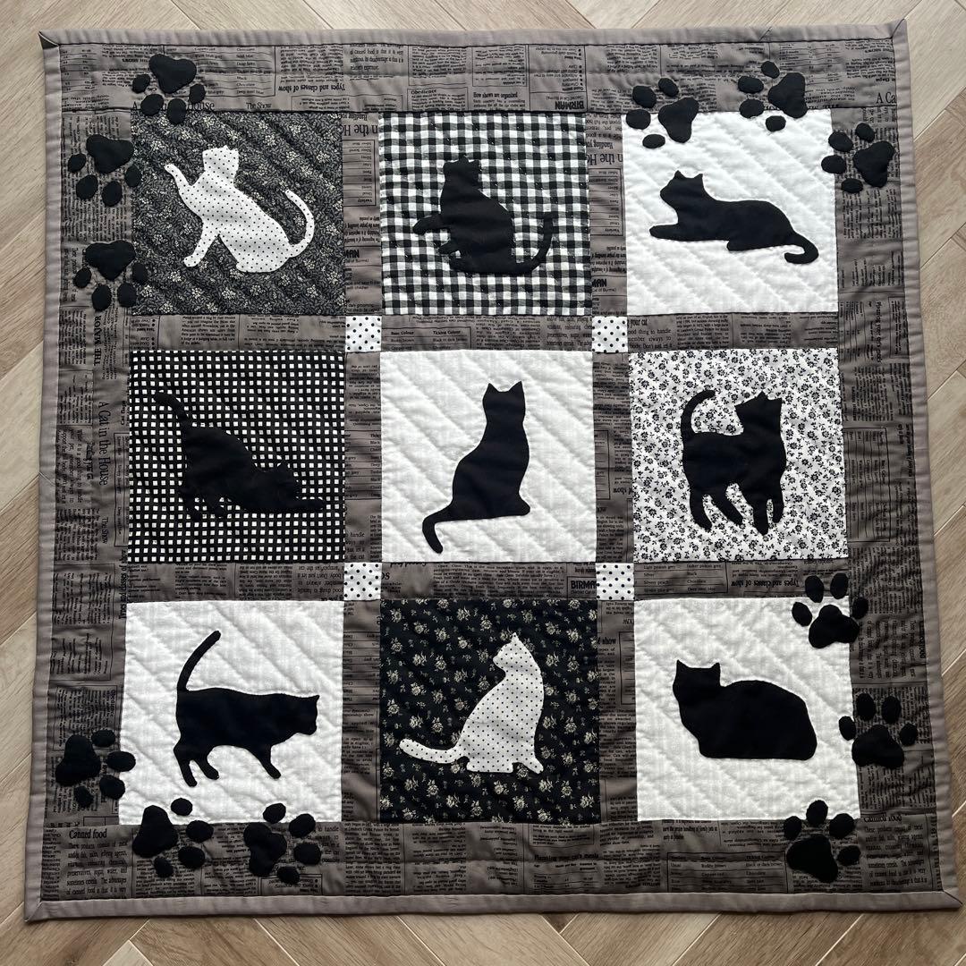 パッチワークタペストリー 猫ちゃん モノトーンのキルト - メルカリ