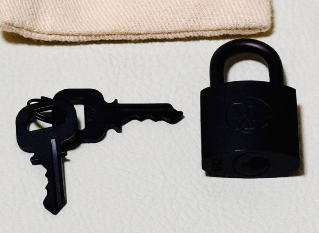 ノ*リ様 LOUIS VUITTON ルイ ヴィトン カデナ 鍵 南京錠 マット - メルカリ
