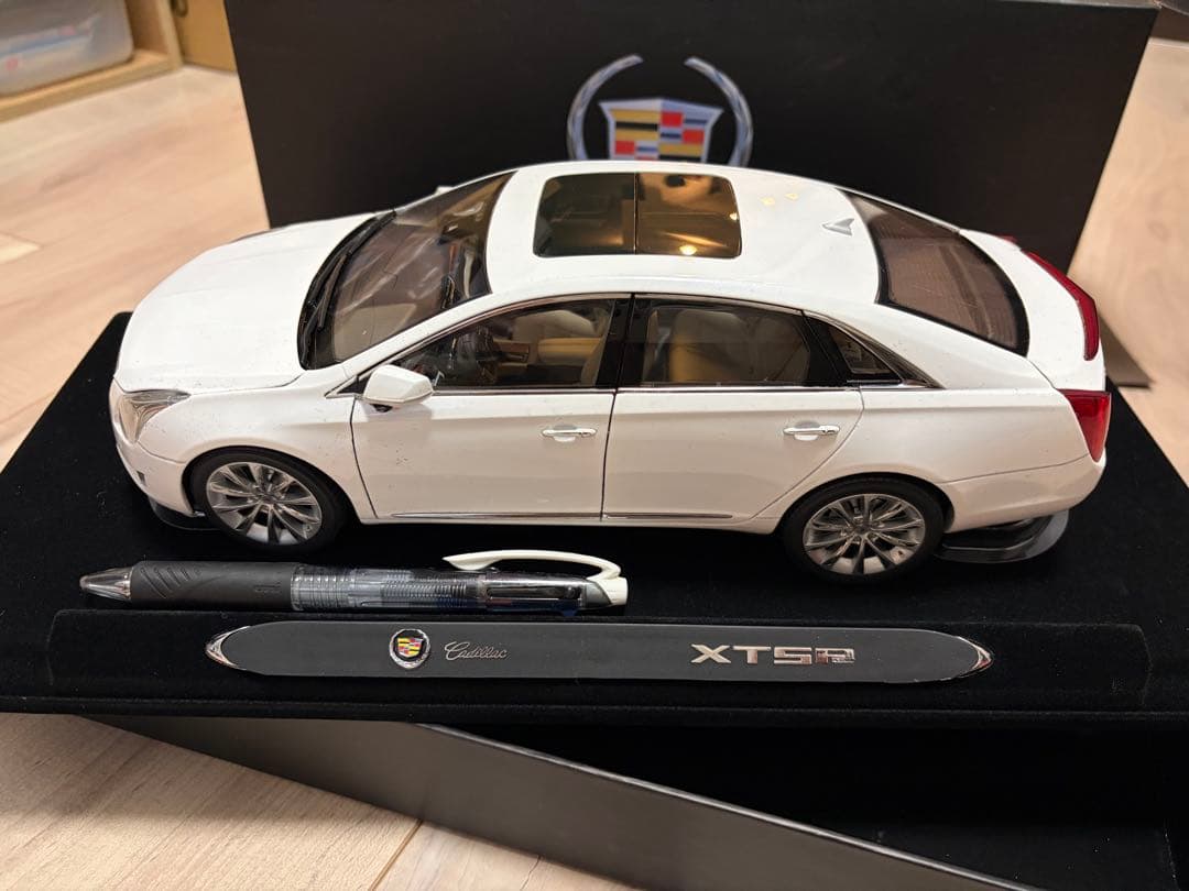希少】キャデラックXTSホワイト 1/18 モデル - メルカリ