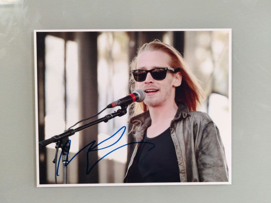 セール中…マコーレー・カルキン直筆サイン入り超特大写真… - メルカリ