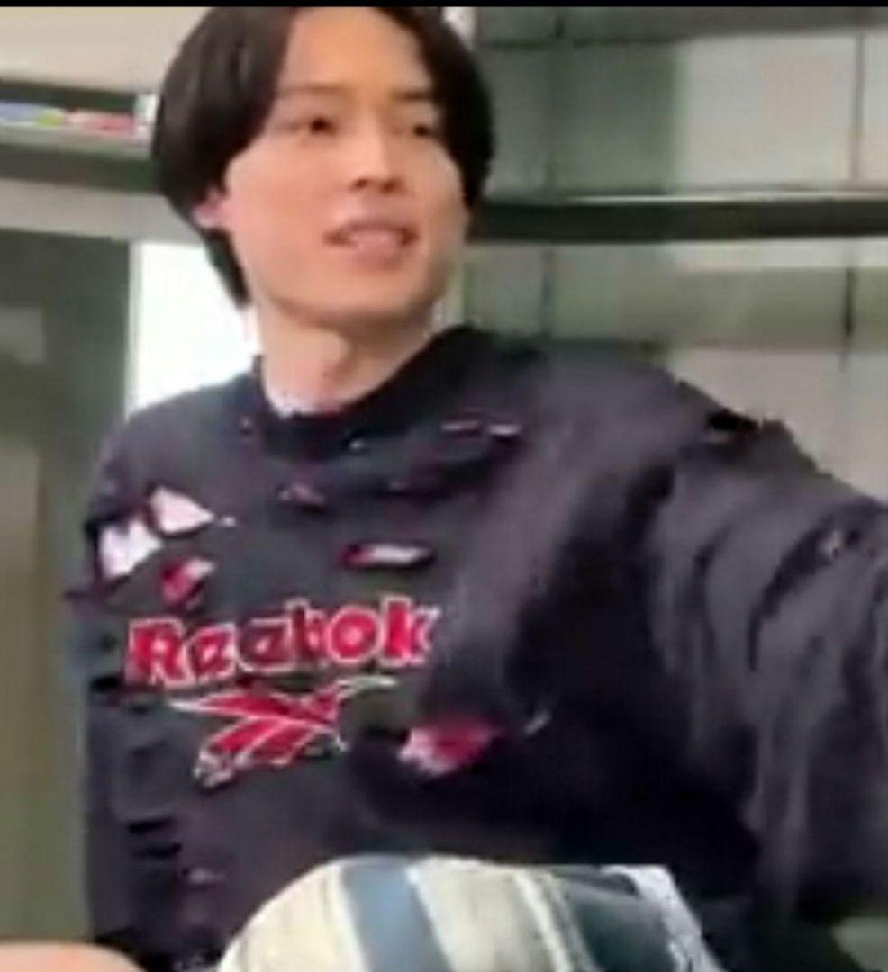 Reebok ダメージスウェット ブラック 松村北斗 - メルカリ