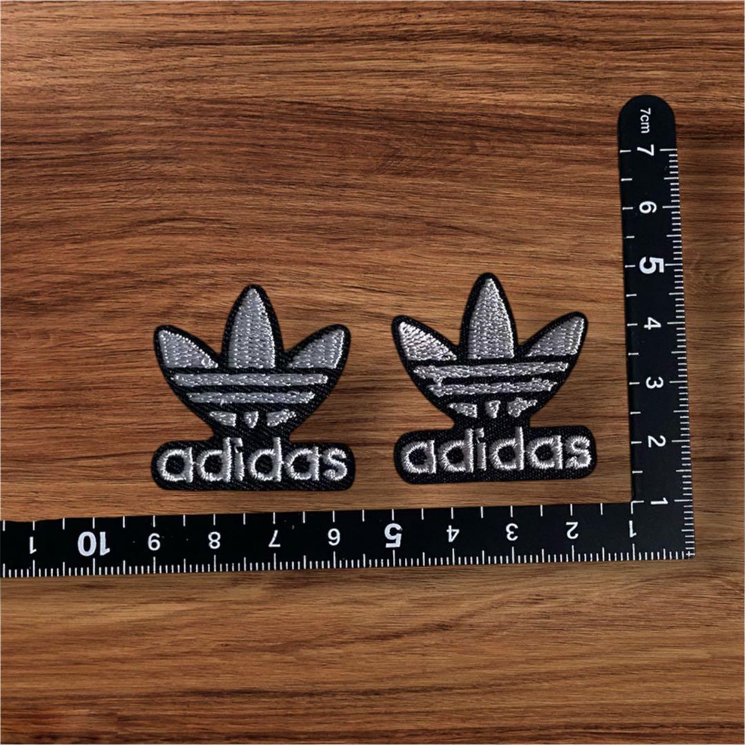 adidas 三本線ロゴ 刺繍ワッペン 2個セット - メルカリ