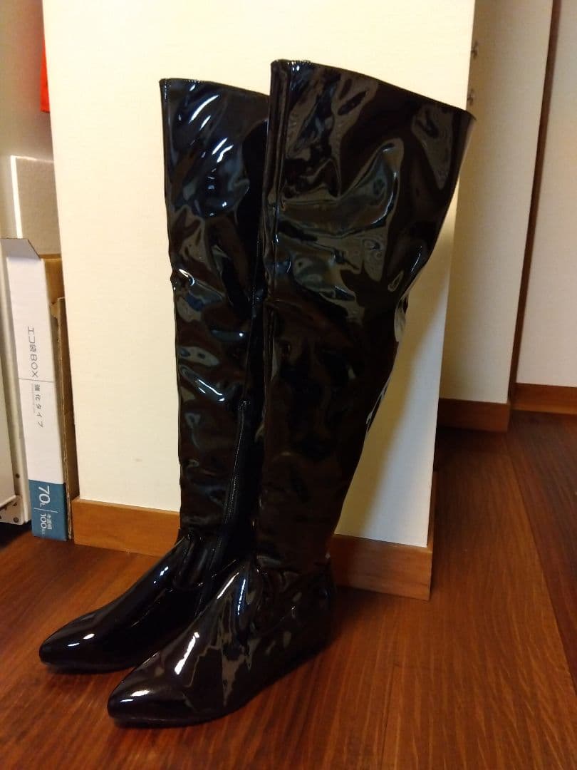 希少品　ユニセックス　エナメル黒のスタイリッシュなニーハイブーツ