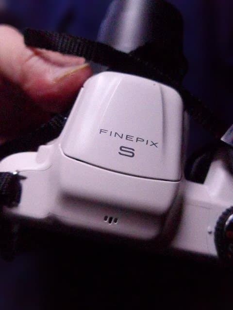 美品完動品。フジ FinePix S8650 ホワイト 単三電池使用 - メルカリ