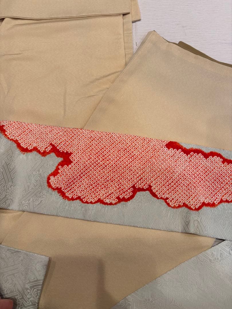 芸舞妓さんのようなはんなりした着こなし　絞り名古屋帯　水色に雲取り　ゑり萬畳紙付