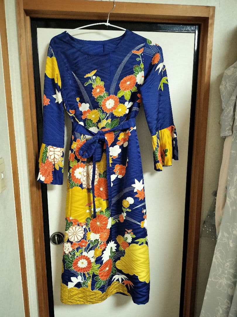 正絹 古典柄 振袖リメイクフレアドレス 紺 - メルカリ