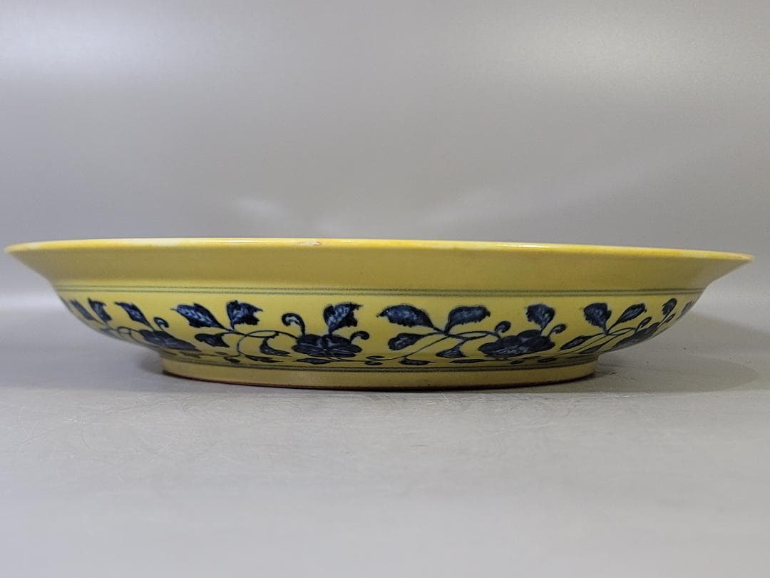 古い 中国 黄釉 纏枝蓮花紋 皿 幅 42cm DT622