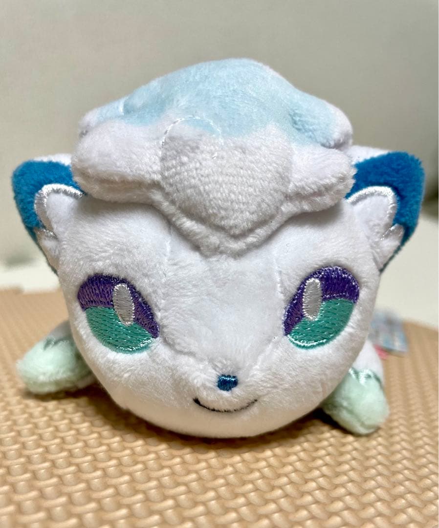 アローラロコン くったりぬいぐるみ ポケモンセンター - メルカリ