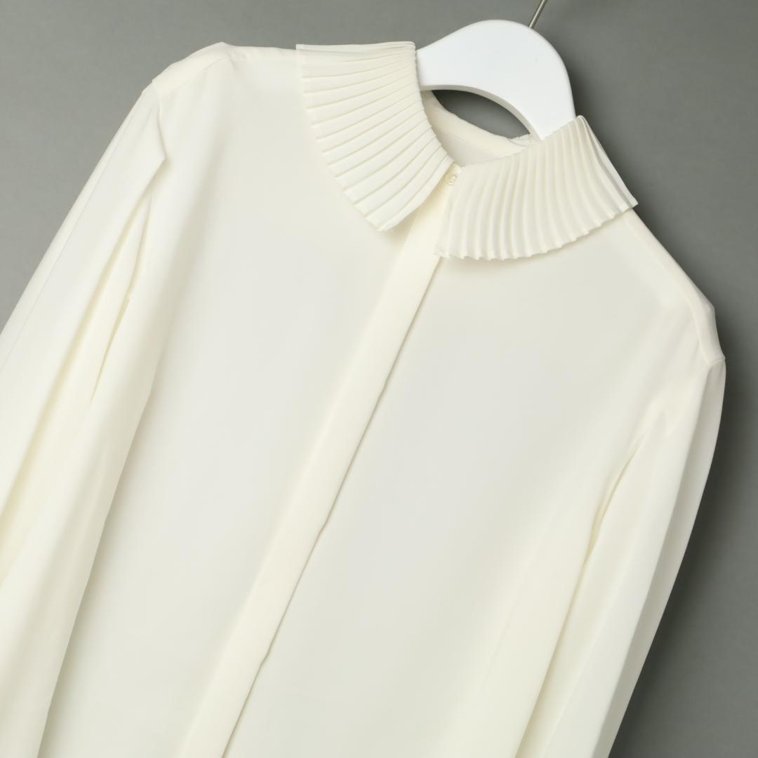 244 新品 martinique マルティニーク プリーツカラーブラウス - メルカリ