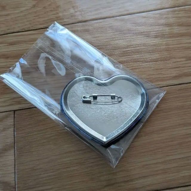 プロセカ 朝比奈まふゆ キラキラビックハート型缶バッジ - メルカリ