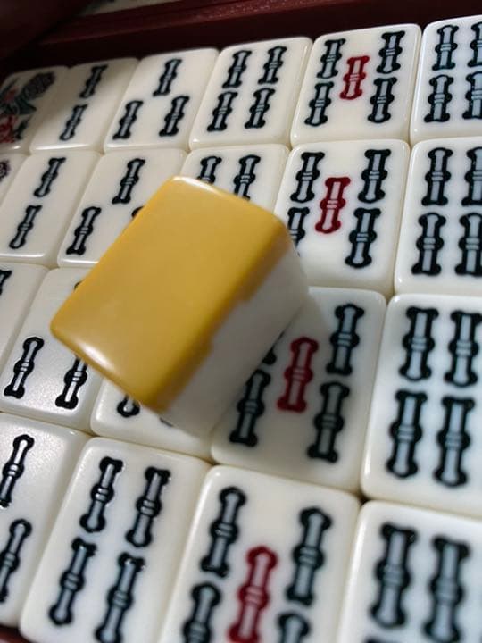 最終値下げ中】麻雀牌一式 ケース、得点早見表付き 樹脂製