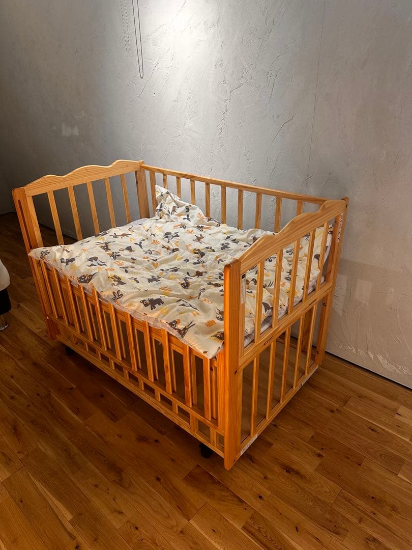 2回のみ使用 大和屋フラルWオープンすのこベビーベッド 布団、マット付き