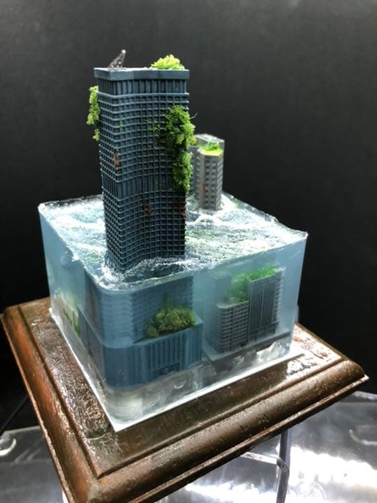 水没ジオラマ 廃墟ビルに泳ぐジンベイザメ - メルカリ