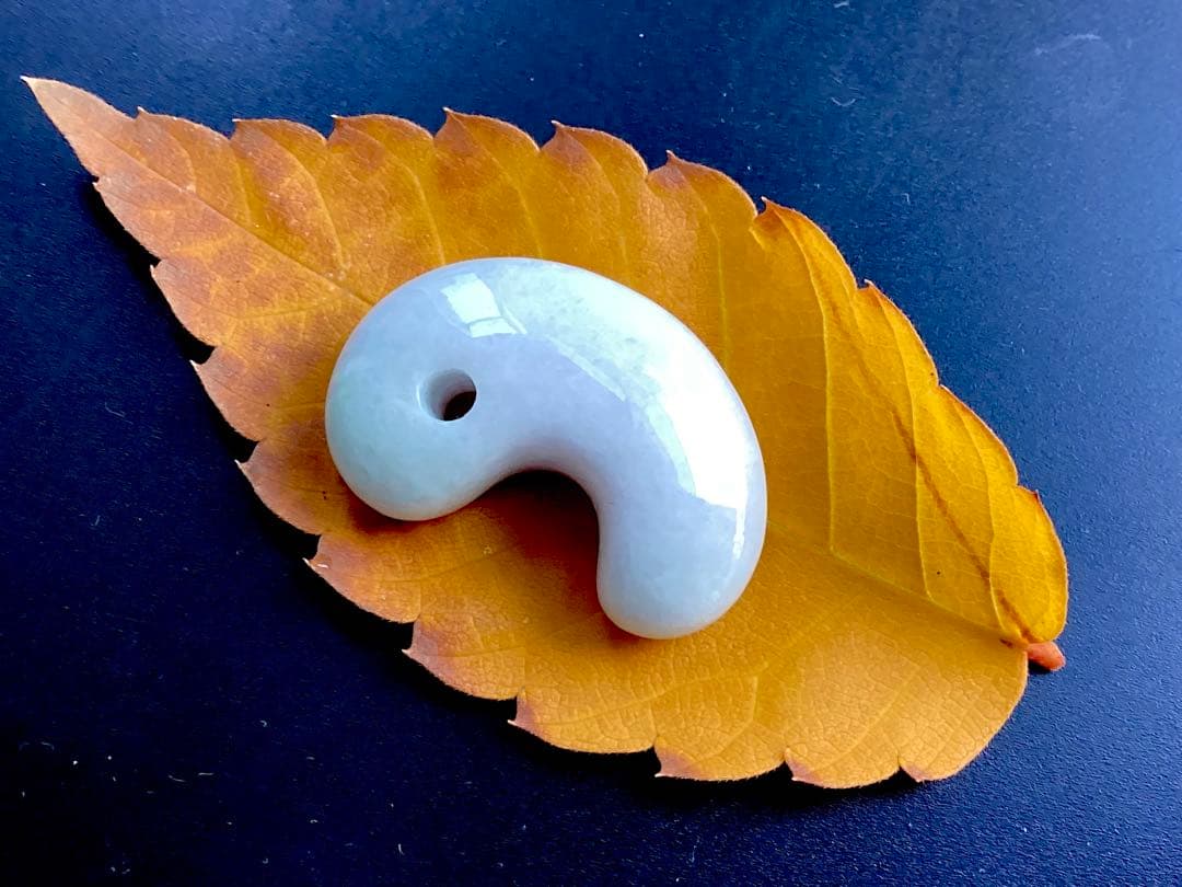 ✳️最後の1個 極上ラベンダー 糸魚川翡翠勾玉 お身近に本物の御守り石