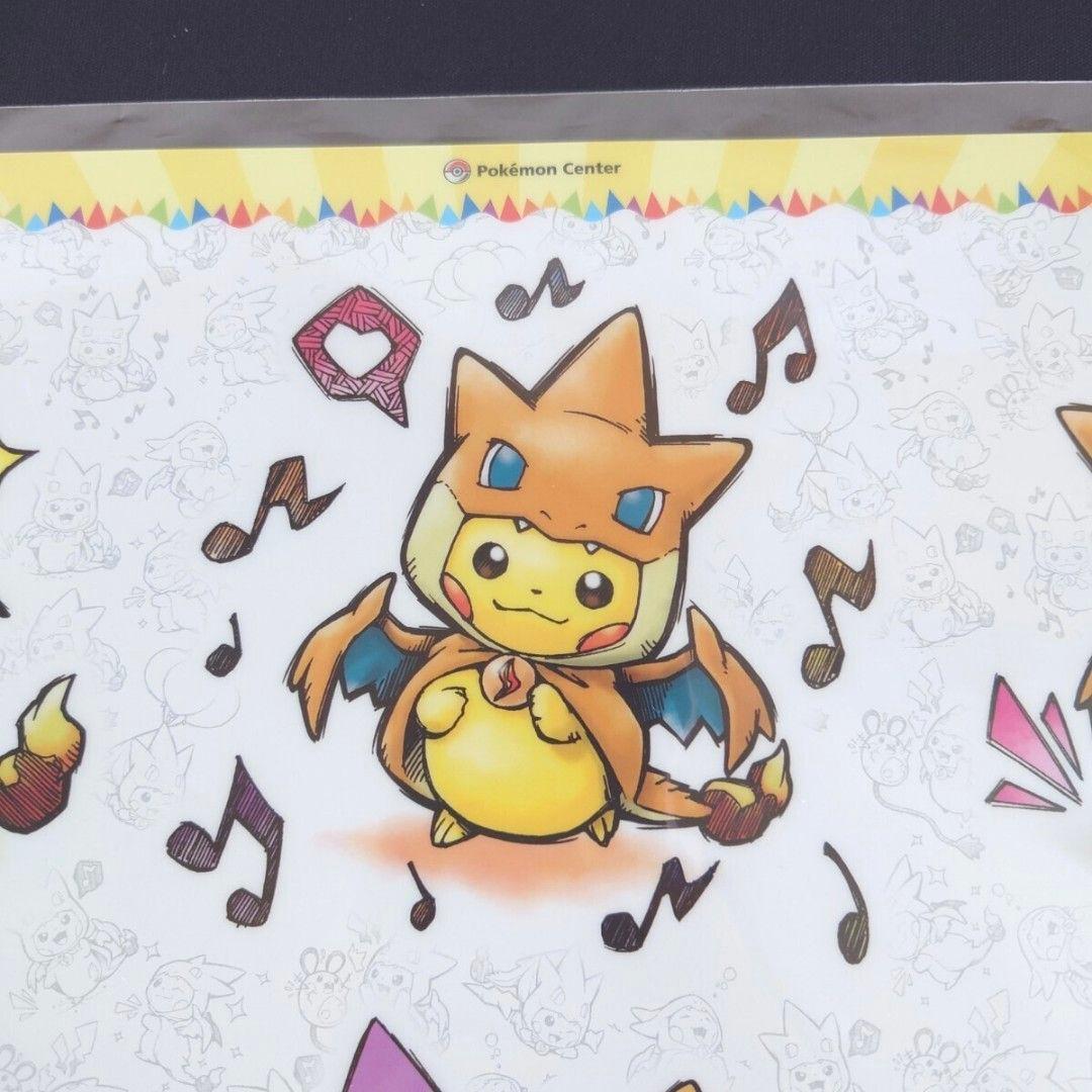 メガリザードンYのポンチョに身を包んだピカチュウ クリアポスター