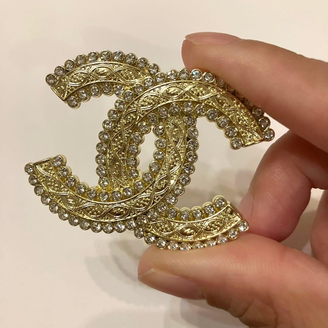 CHANEL CCロゴ ゴールド クリスタルブローチ ノベルティ - メルカリ