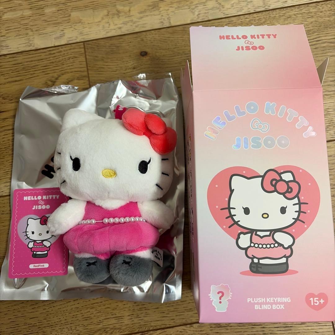ハローキティ×ジス (JISOO) PLUSH キーリング レッドピンク - メルカリ