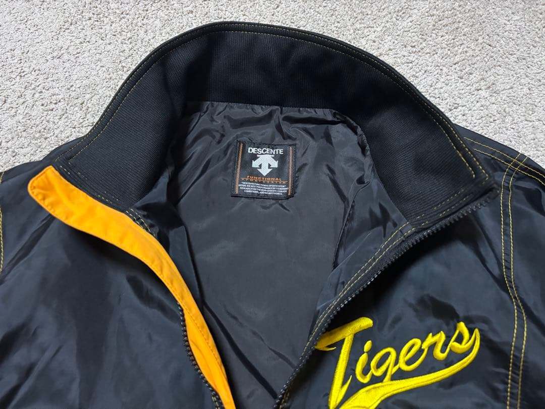 阪神タイガース デサント グランドコート スタジャン - メルカリ