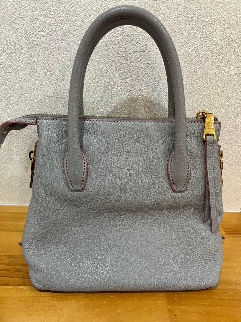 MIU MIU グレー レザー ハンドバッグ - メルカリ