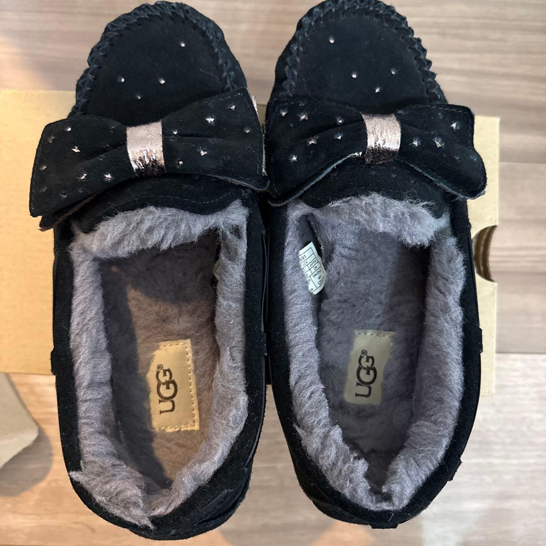 UGG ダコタスターガール ブラック リボン付き モカシン 24cm - メルカリ