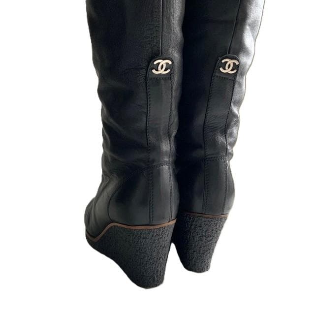 CHANEL 39(24.5cm) 黒レザー ロングブーツ CC ウェッジソール