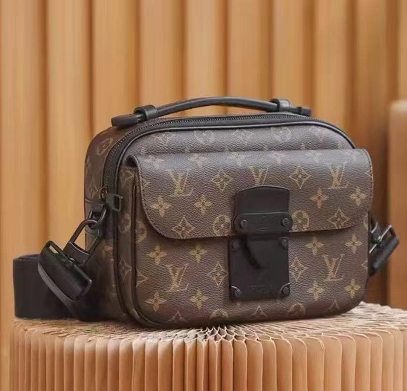 状態良好 ✨ S-lock モノグラムショルダーバッグ Louis Vuitton Black Monogram Taurillon Leather S Lock Messenger