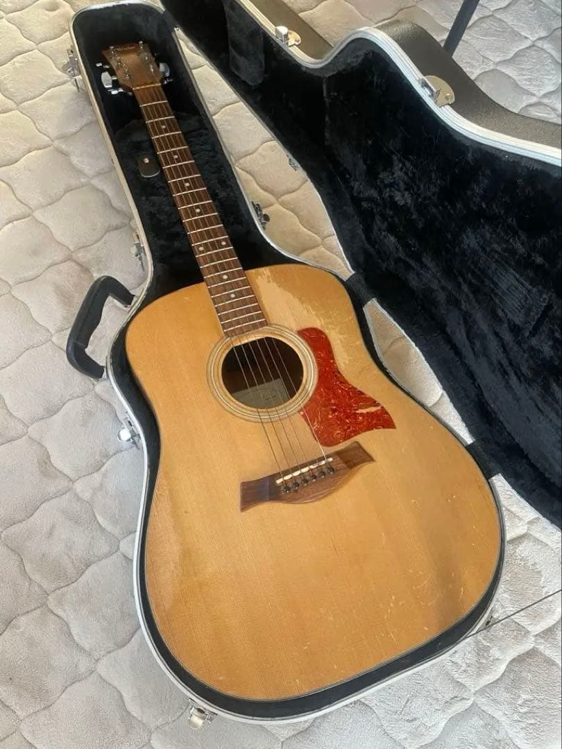 早いもの勝ちです　テイラー110 高感度マイク内蔵　エレアコ　新ハードケース 早いもの勝ちです テイラー110 高感度マイク内蔵 エレアコ 新ハード