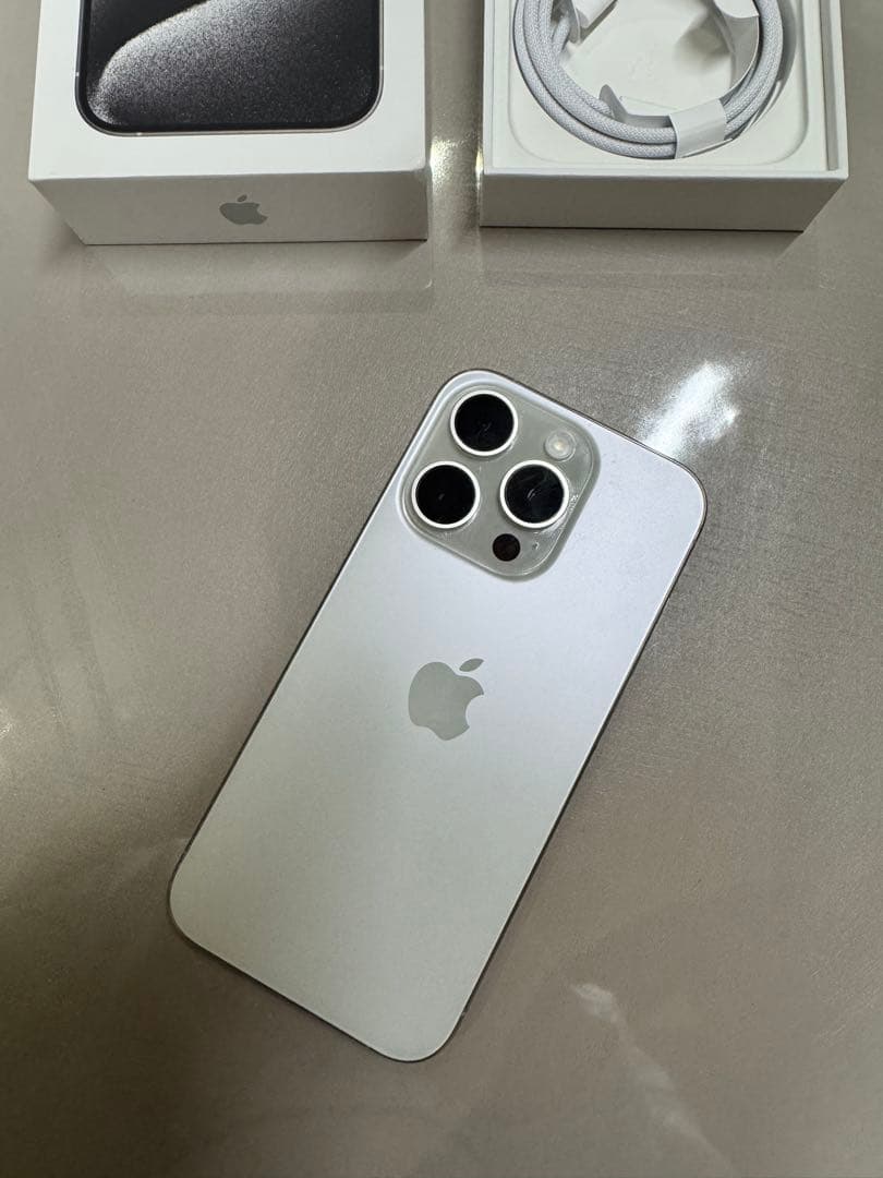 Apple iPhone 15 Pro シルバー　白 本体　セット一式 Amazon | 【整備済み品】 Apple iPhone 15 Pro 256GB ホワイト