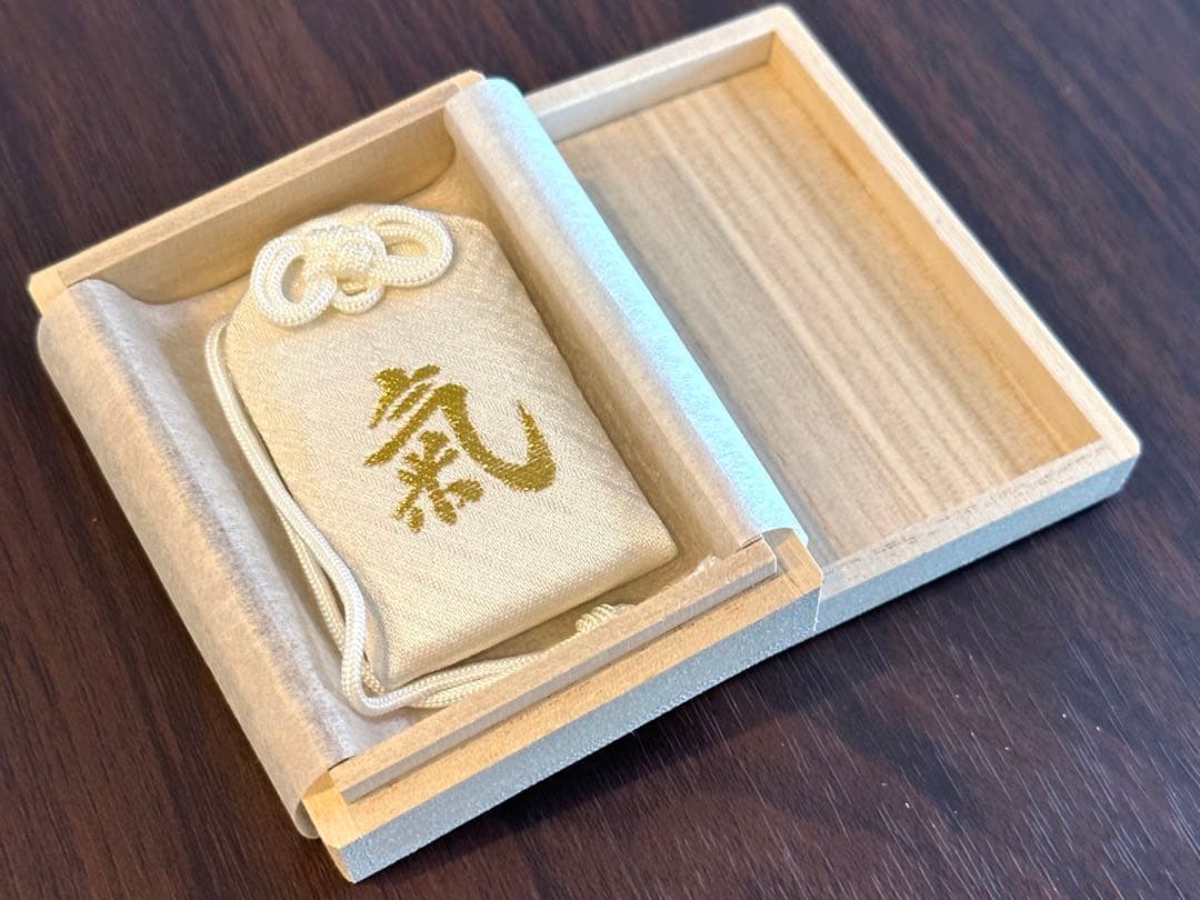 限定／頒布休止】三峯神社(三峰神社)白いお守り『氣守』 - メルカリ