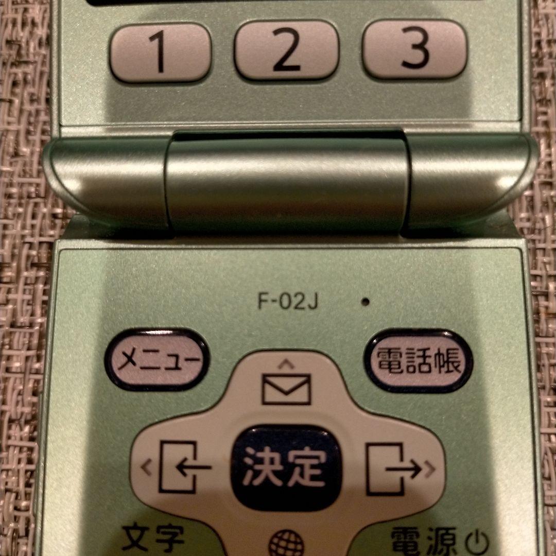 らくらくフォン F-02J 充電器つき - メルカリ