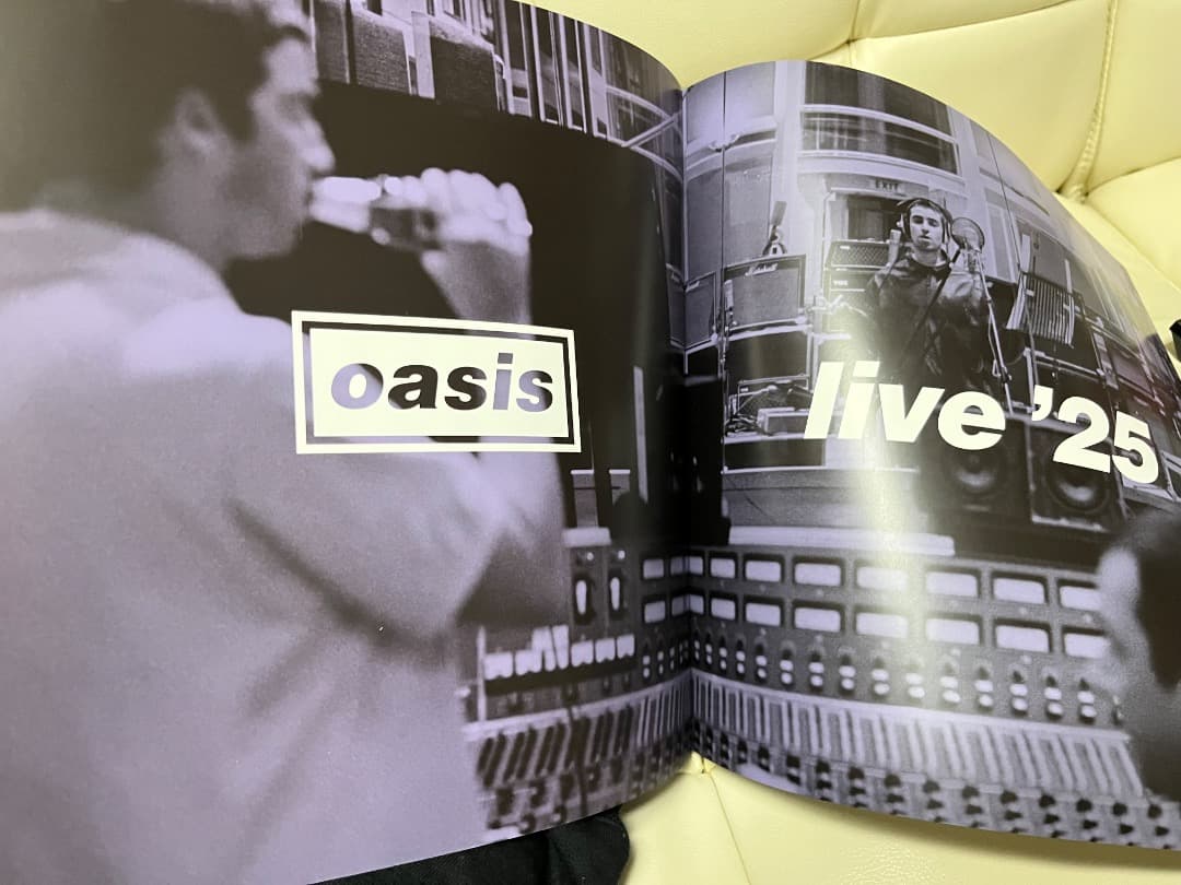 オアシス Live'25 ツアーパンフ&ポスター【Half Face】A2セット - メルカリ