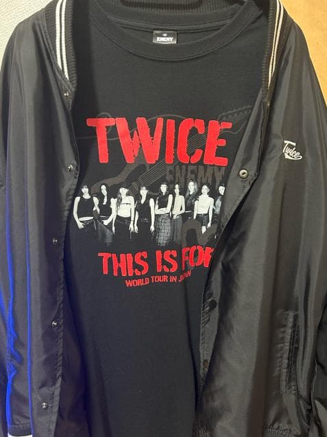 TWICE 9ROUND スタジャン&ENEMY Tシャツ Lサイズ PHOTO T-SHIRT【L】/ TWICE『ENEMY』 – JYP JAPAN ONLINE STORE