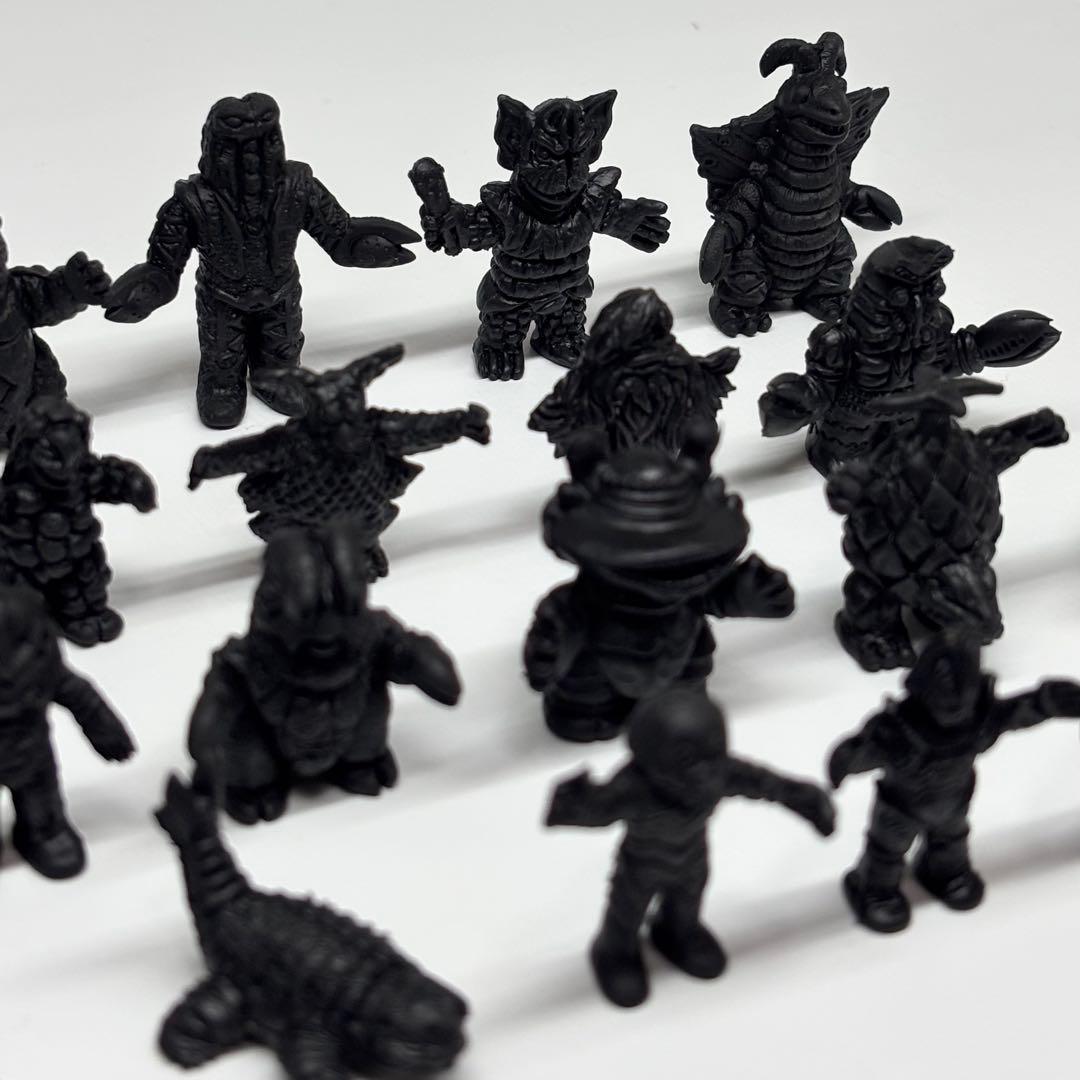 ウルトラ怪獣消しゴム 黒21体 - メルカリ