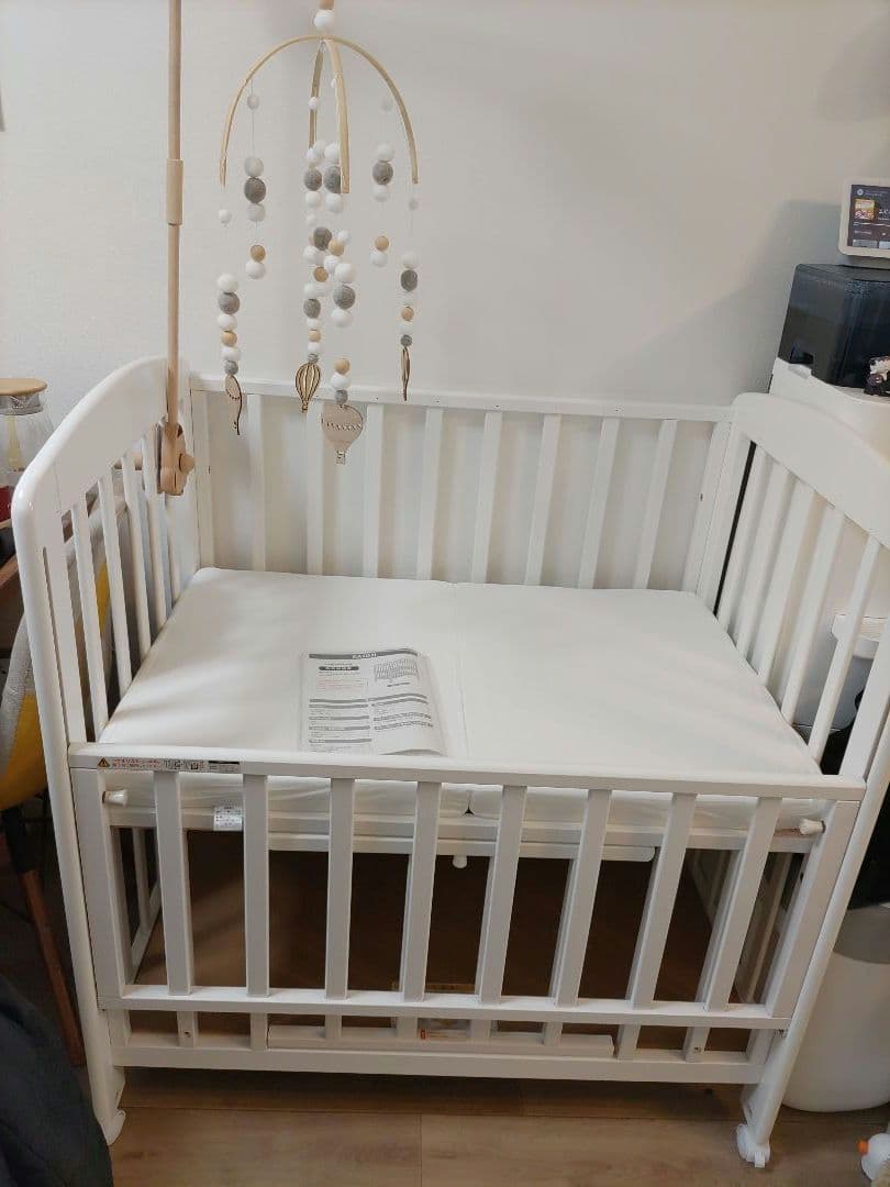 美品　カトージ　ミニ　ベビーベッド　白　直接引き取り可　お届けも可（場所による） カトージ（KATOJI） ベビーベッド 折りたたみ ベッド ミニ ホワイト