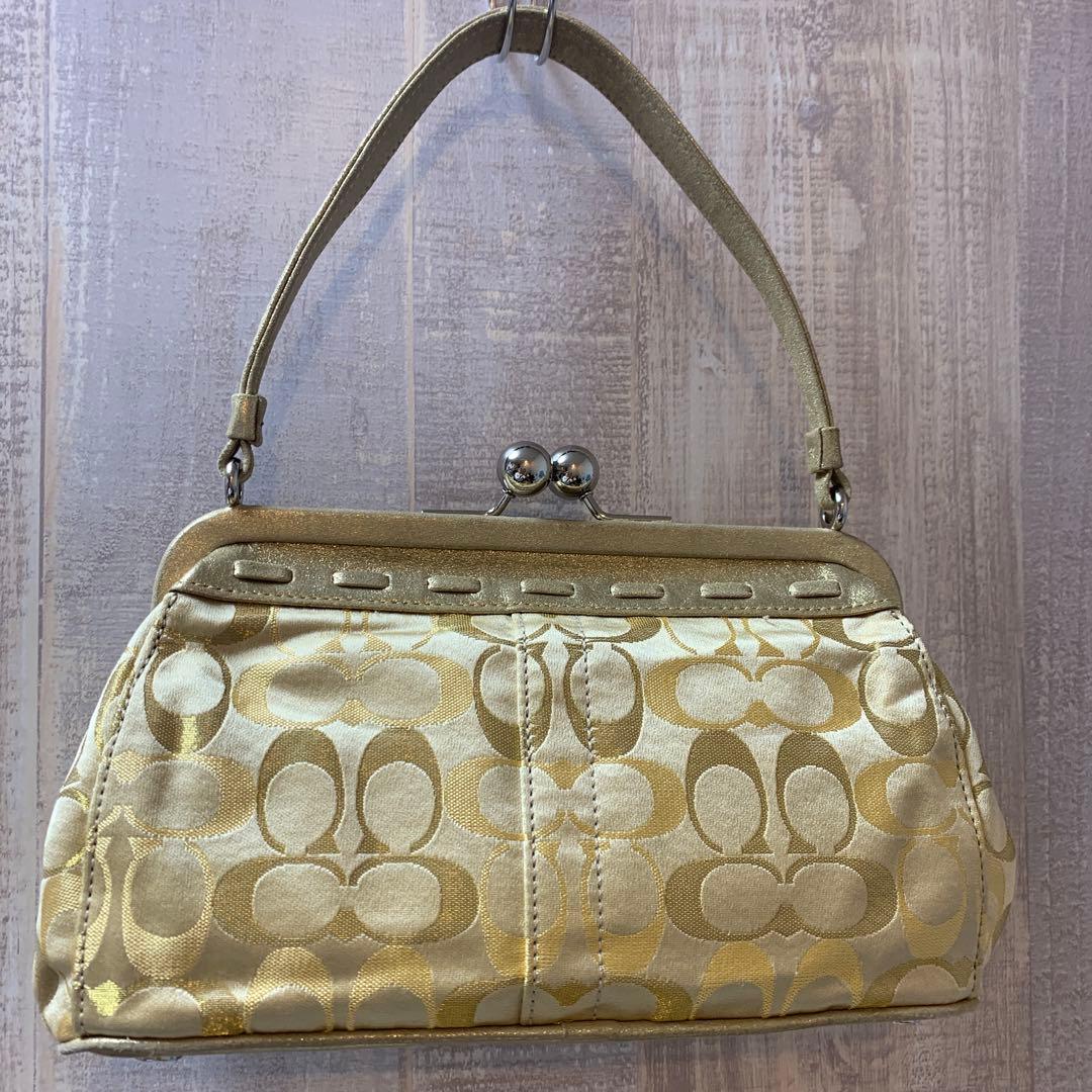 コーチ ゴールド ロゴ入り がま口ハンドバッグ 和装にもおすすめ