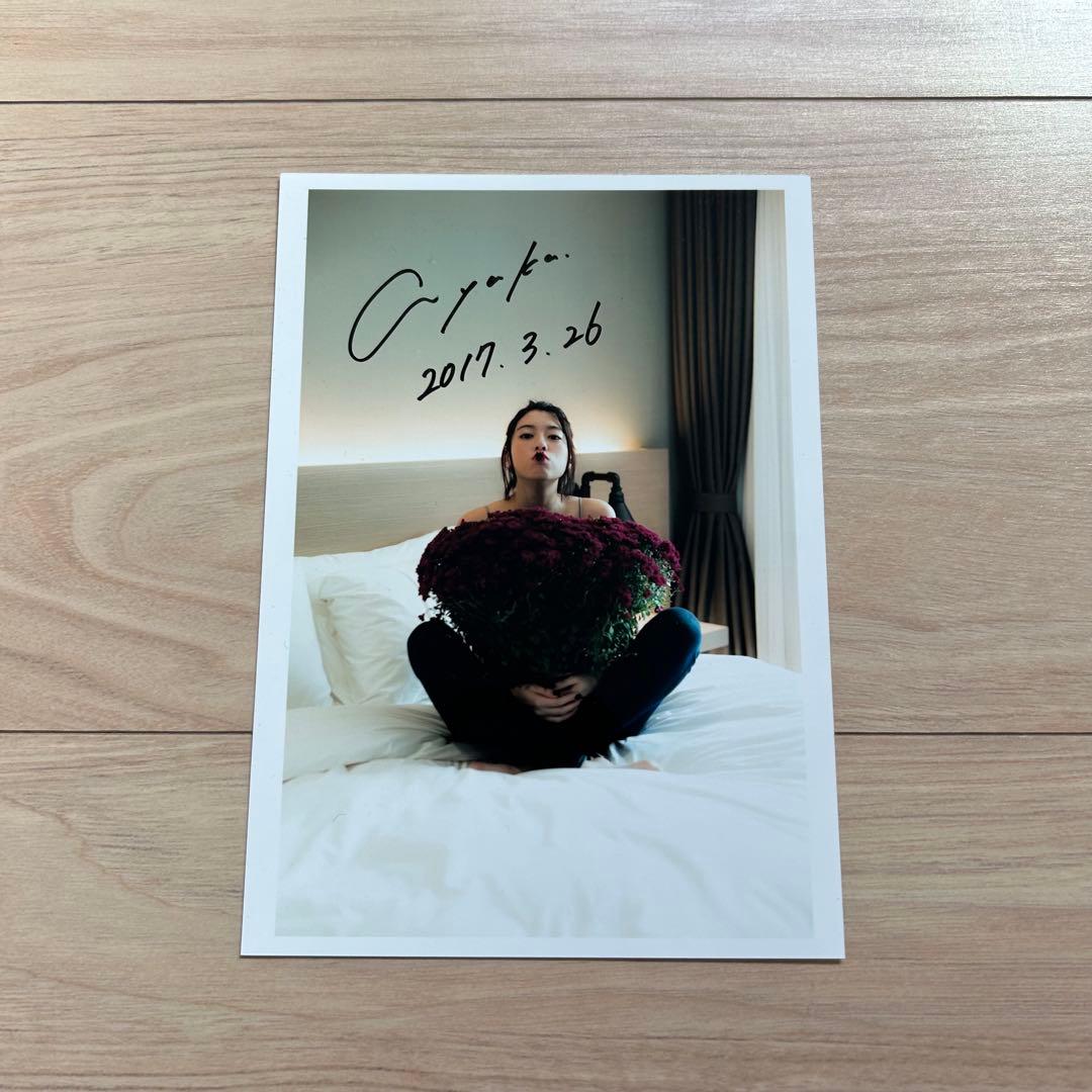 三吉彩花 直筆サイン入り写真 - メルカリ