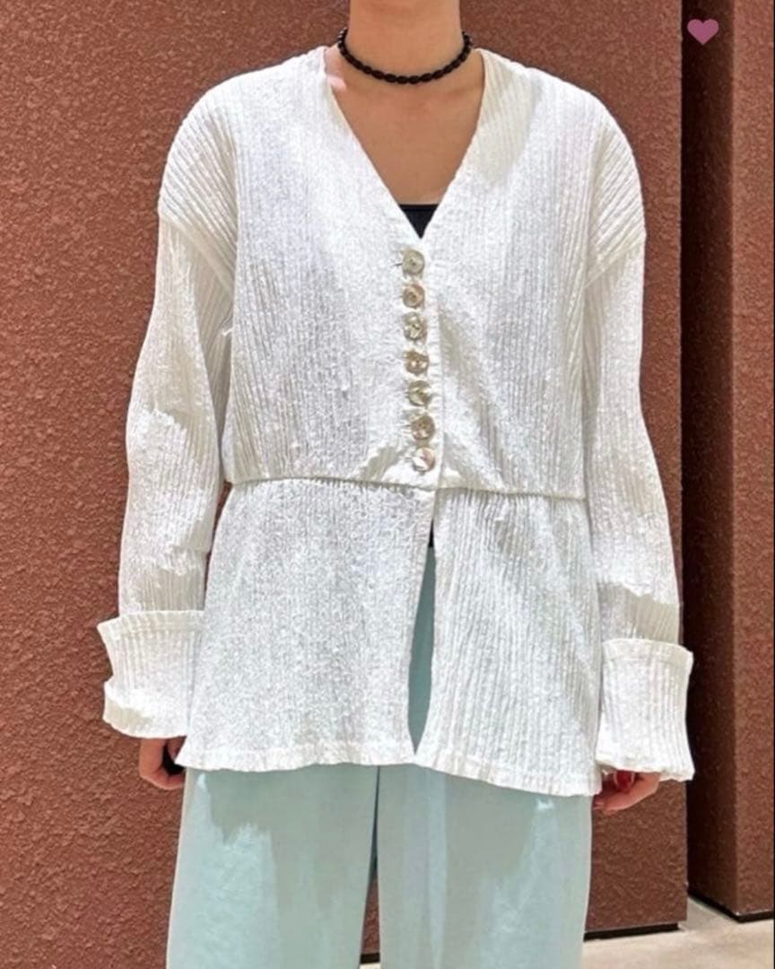 美品 roku ホワイトVネックボタンシャツ 37400円 - メルカリ