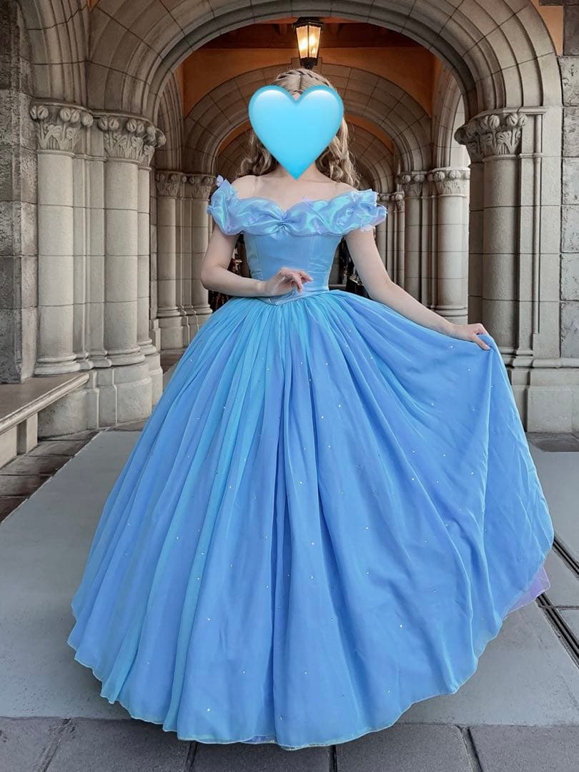 実写シンデレラドレス 実写映画「シンデレラ」で主人公シンデレラが着たドレス。クリスタルが