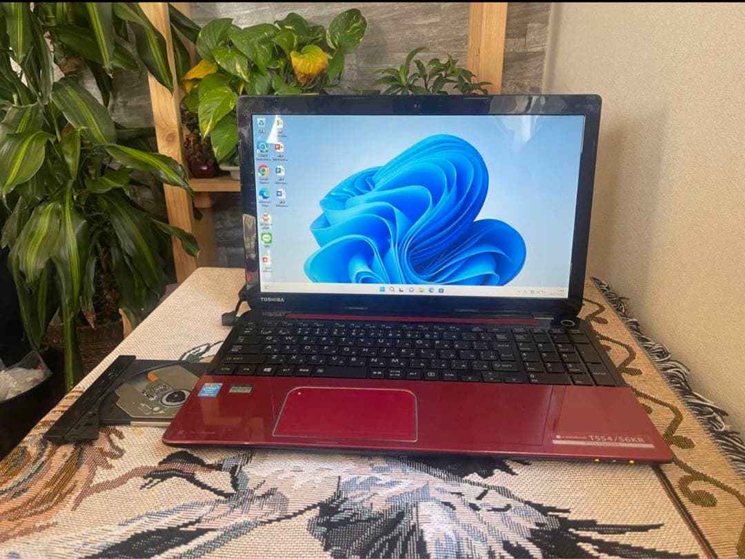 東芝/高性能/win11/レッド/Corei5/パソコンノ-ト 美品レッド Corei7・メモリ8GB・SSD512・ブルーレイ・ノートパソコン