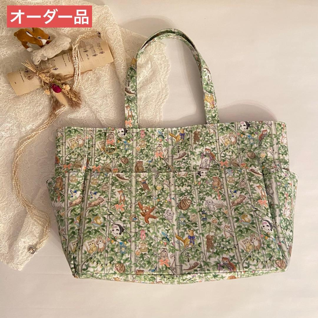 くま様　ユキエモン　トートバッグ 新柄のなかから木彫りくまがソロで縦長バックになりました