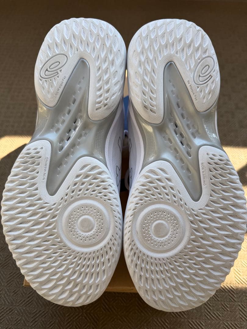 ASICS GELHOOP V17 27.0cm ホワイト