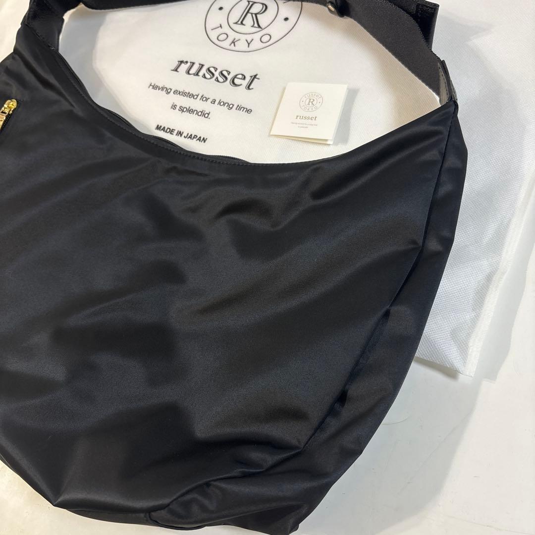 ほぼ未使用ラシット A4入るラウンドビッグショルダーバッグ 金具