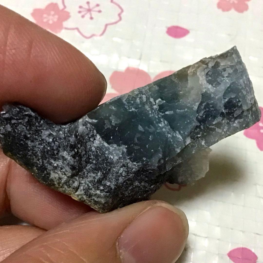 糸魚川翡翠 コン沢 原石 29.6g（101）※茄子紺‼︎ - メルカリ