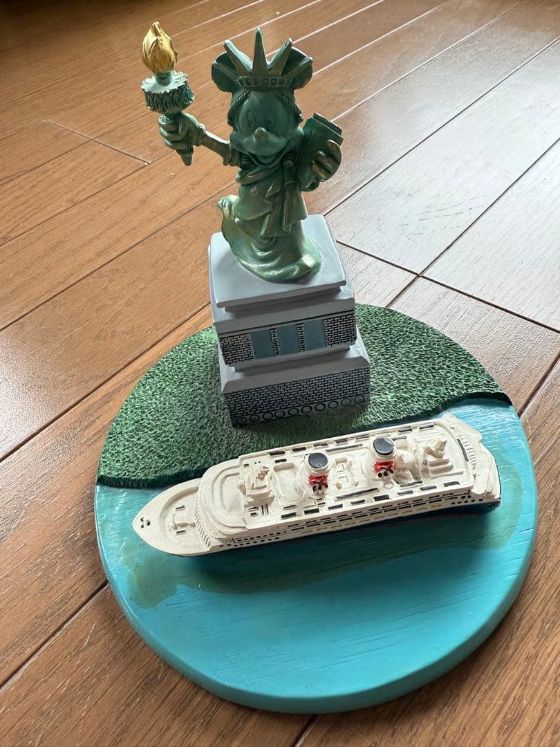 ディズニークルーズ ニューヨーク ミニー 置物 自由の女神 - メルカリ