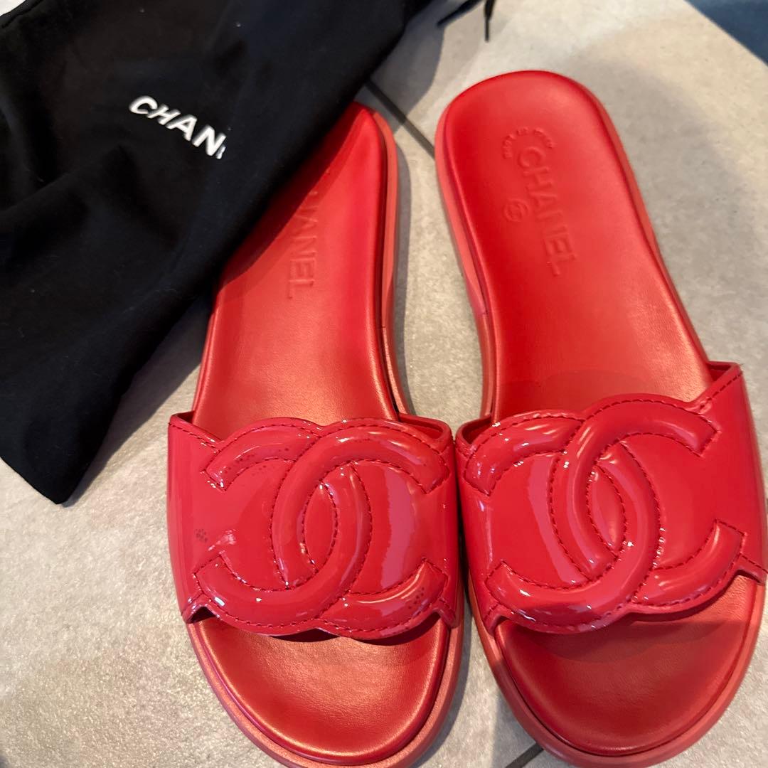 CHANEL レッド サンダル 38C サンダル - スウェード カーフスキン、レッド — ファッション | CHANEL