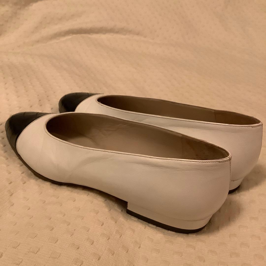 週末セール中 CHANEL フラットシューズ ホワイト・ブラック