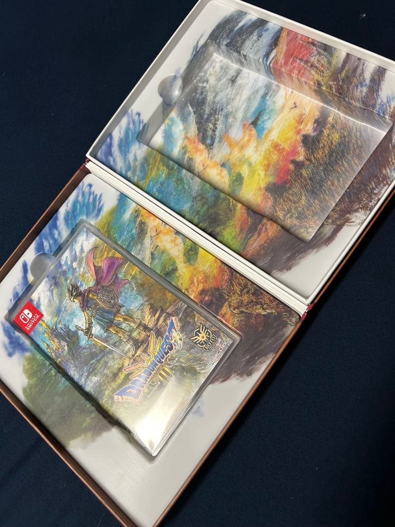 ドラゴンクエストⅢ ブック型収納ケース&ロトのピンバッジ付き