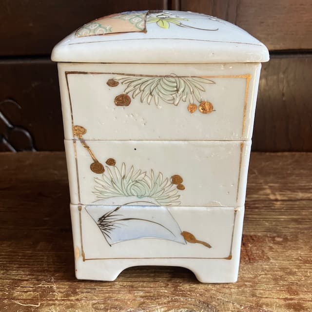 江戸時代 骨董 アンティーク 三段重 縁起物 亀 お重 重箱 染付 金彩 伊万里 前畑 庫山窯 金彩 亀甲紋獅子 三段重 おせち器 お正月 蓋付き 古伊万里