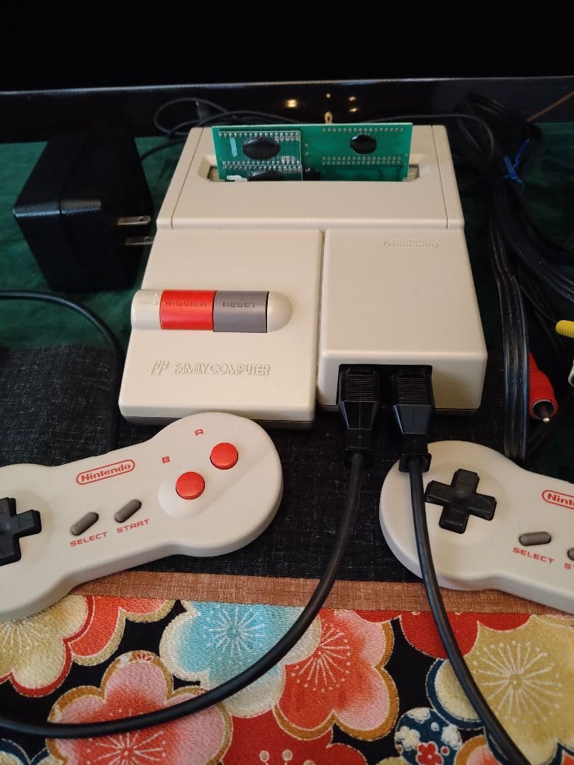 Nintendo NEWファミコン　おまけ付き ブックオフ限定】家庭用ゲーム機の原点にして頂点のファミリー